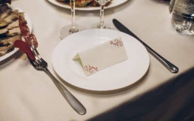 Comment créer l’ambiance parfaite avec des marques place pour votre mariage ?