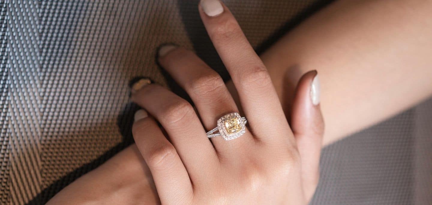 alliance de mariage sur main de femme
