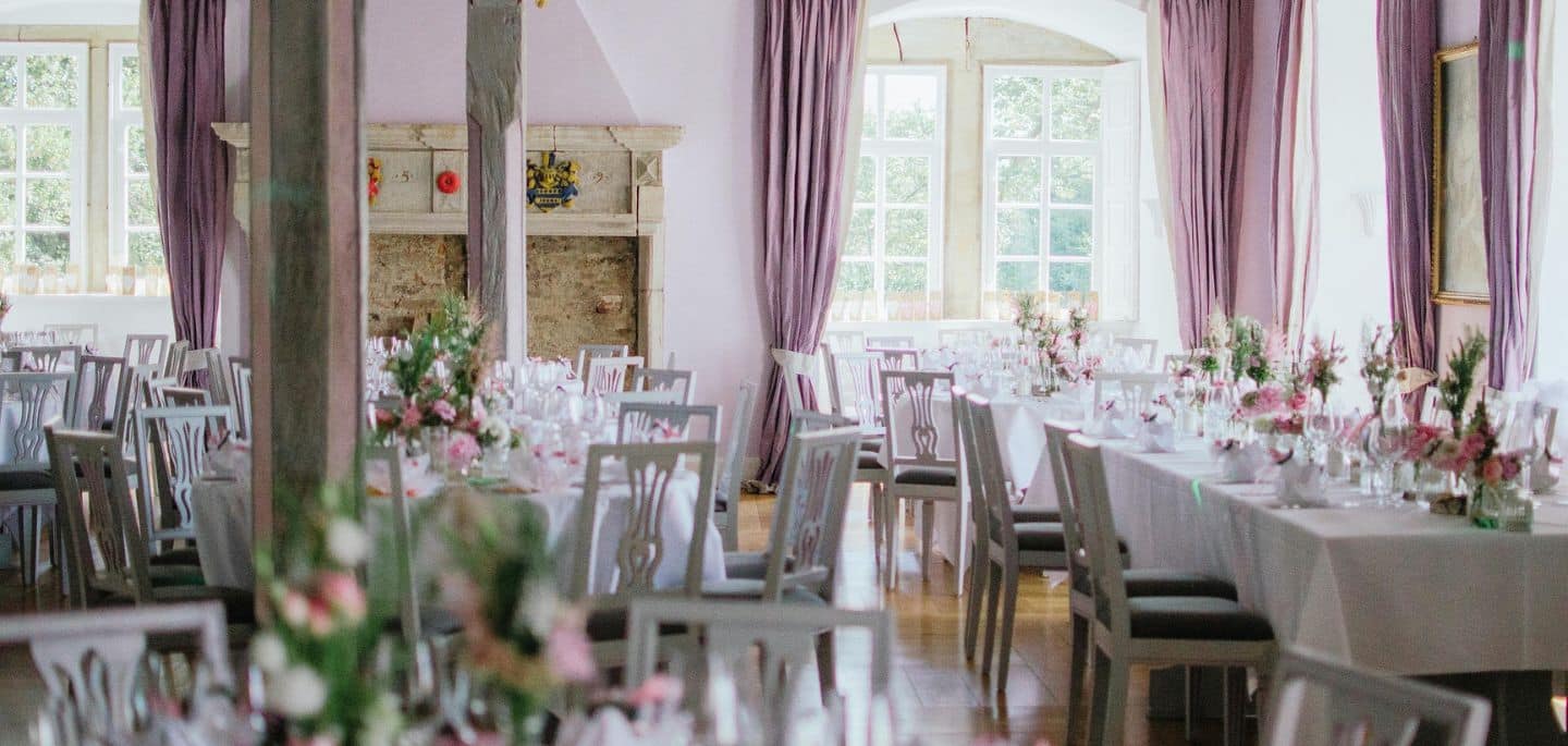 Cette image présente une salle de mariage