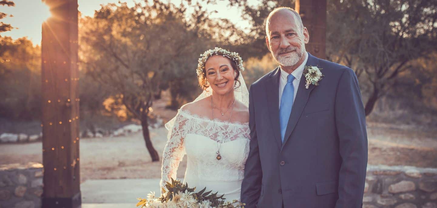 Cette image présente un couple de mariés âgés