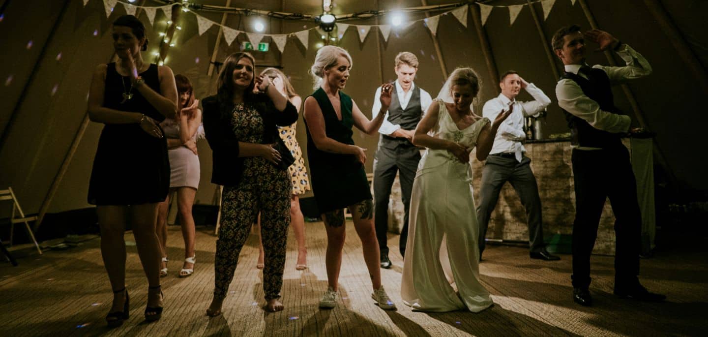 La mariée qui danse avec les convives