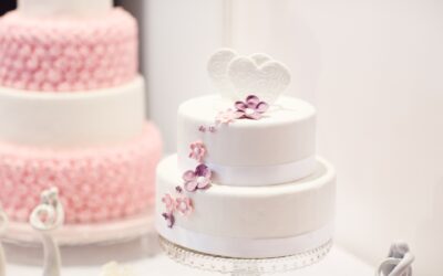 Décoration de Gâteau de Mariage : Toppers, Fleurs et Tendances Gourmandes